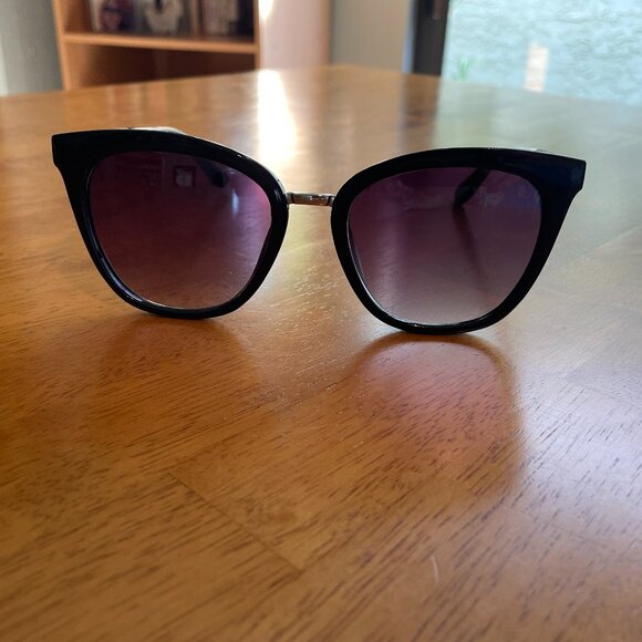 NWOT Nanette Lepore cat-eyed sunglasses with glittered arms - Picture 1 of 12